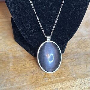 Silver tone chain necklace with smoky gray oval stone pendant 20-23”